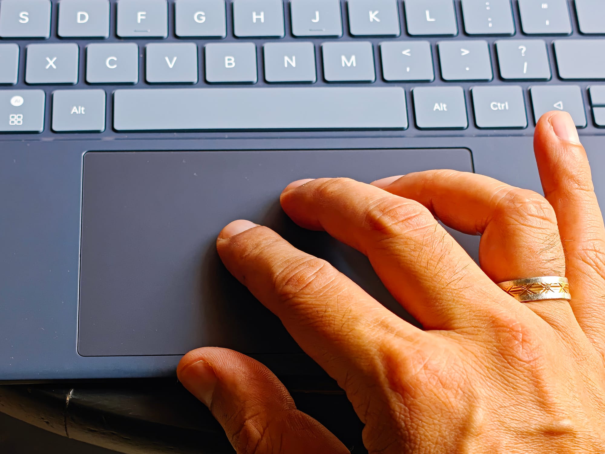 The OnePlus Pad 3's trackpad also supports multi-finger gestures, courtesy of Athenil Media.