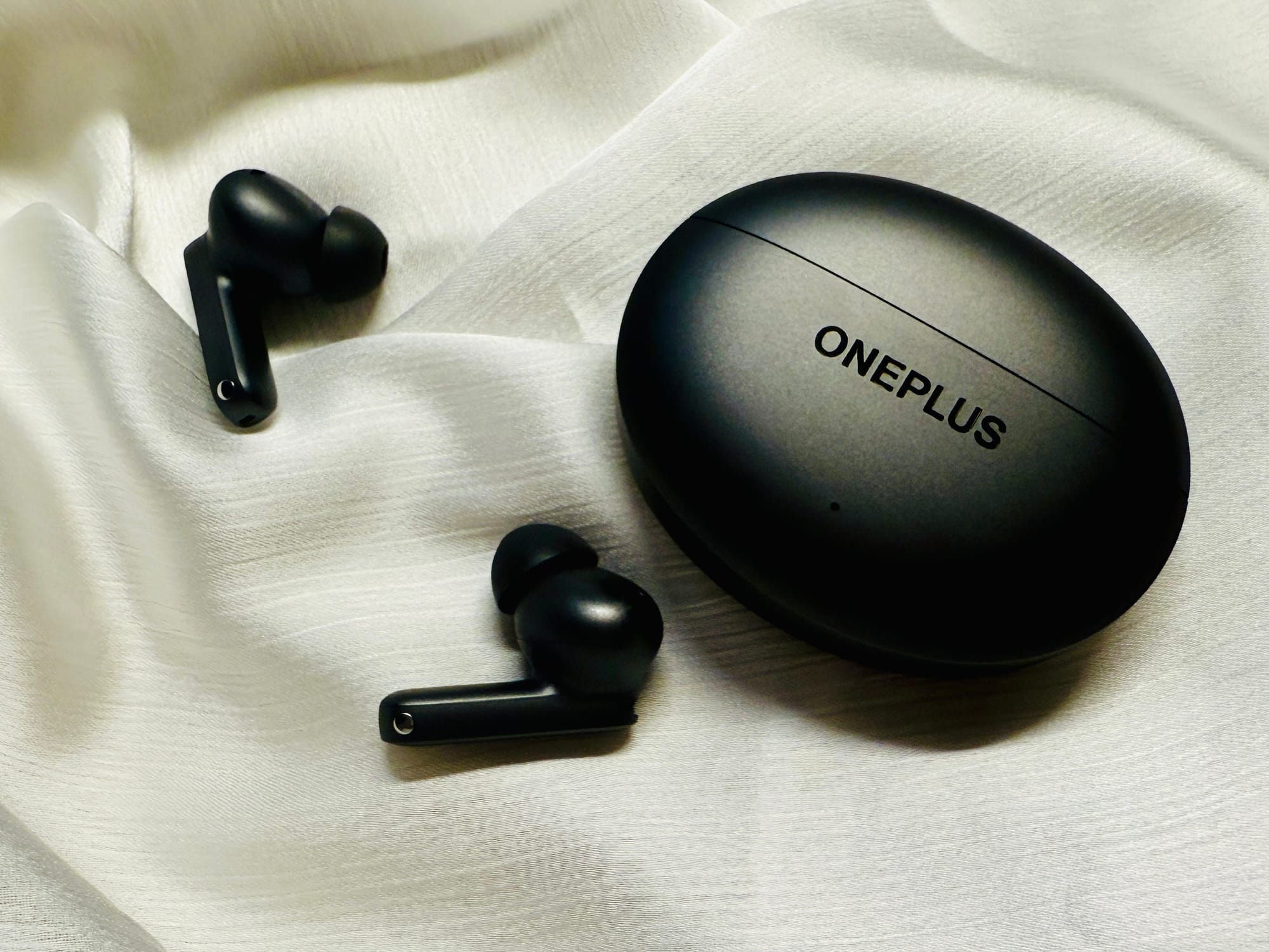 OnePlus Buds 4 in black color.