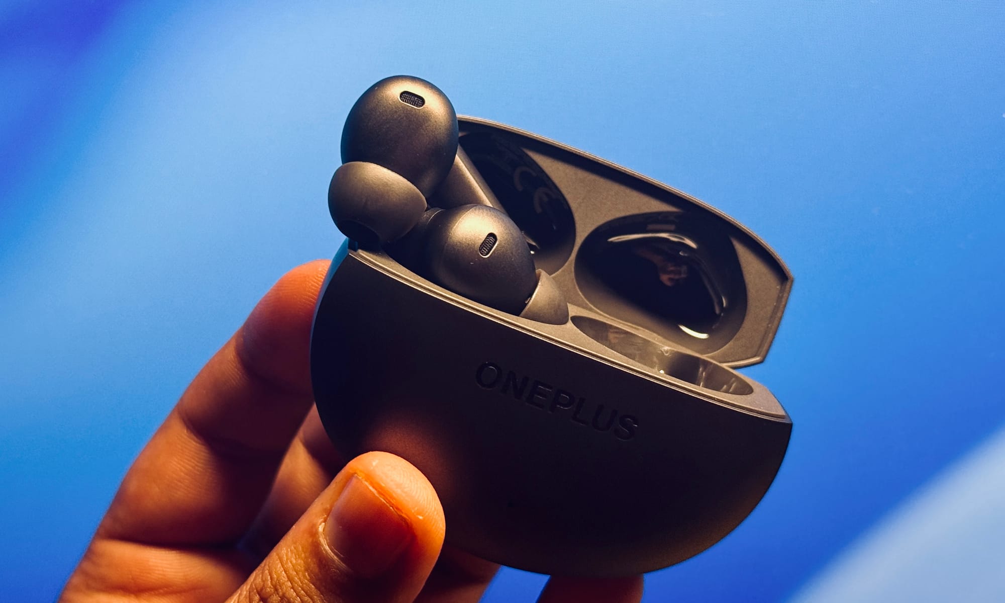 OnePlus Buds 4 in black color.
