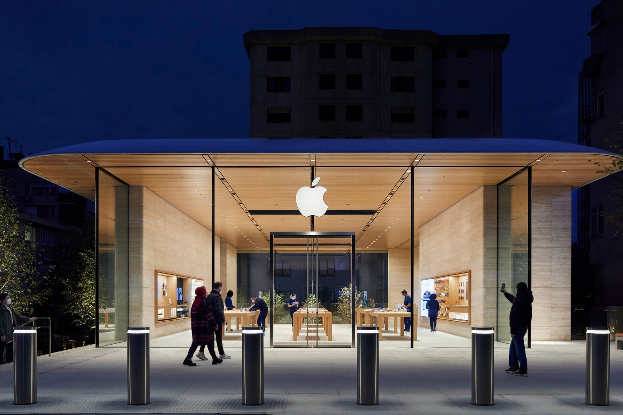 Apple Store in Istanbul at night